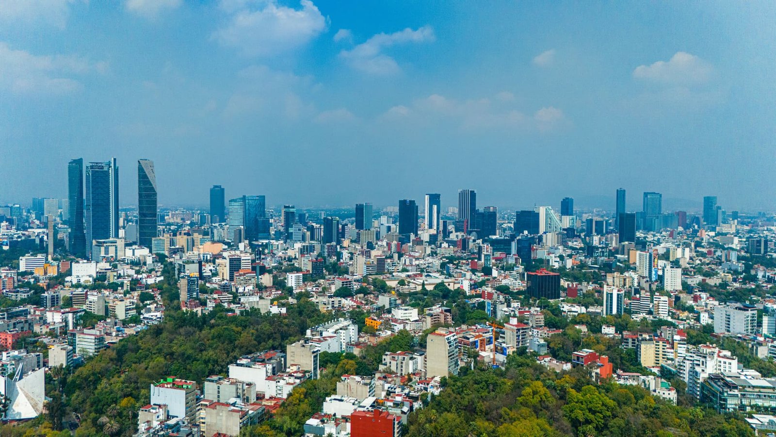 Vista del Paseo de la Reforma y el skyline de Ciudad de México al atardecer